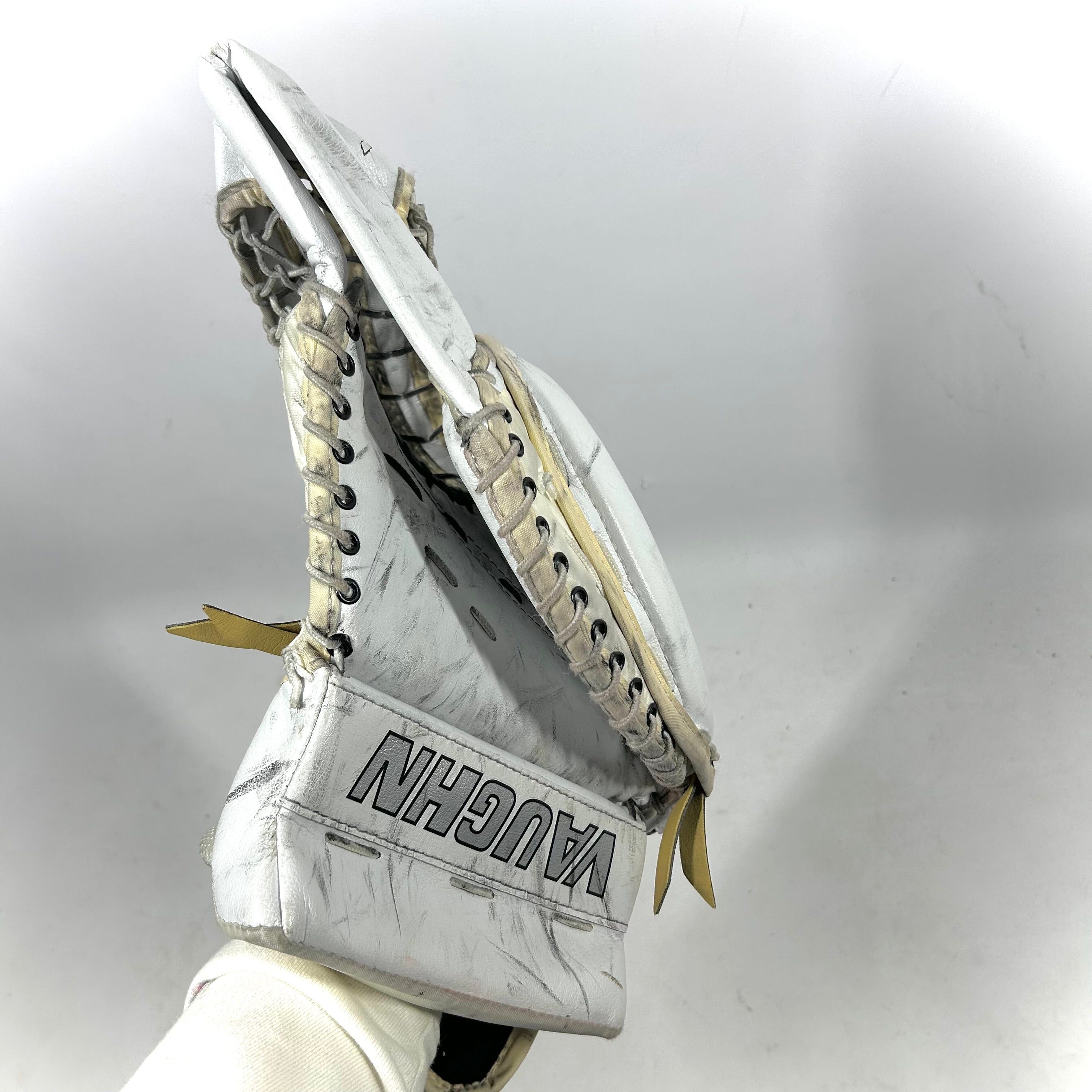 Vaughn Pro Custom - Gant de gardien de but NHL Pro Stock d'occasion - Joonas Korpisalo (blanc)